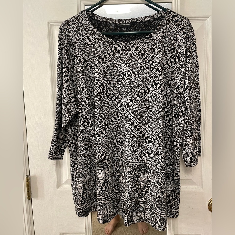 🐥Black and White Print 2X Lucky Top